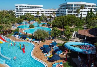 Alfagar Aparthotel allows 18 year olds to book a room