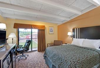 Days Inn by Wyndham Washington Pennsylvania has Balcony rooms