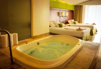 Azul Ixtapa Grand All Inclusive Suites - Spa & Convention Center has rooms with a private hot tub