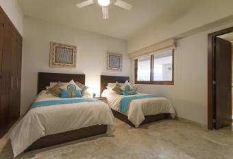 B Nayar Family Luxury Suites & Villas Residences - Ocean View & All Inclusive Available has rooms with a private hot tub