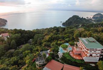 Hotel La Mariposa allows 18 year olds to book a room