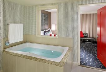 Kimpton Hotel Palomar Los Angeles Beverly Hills By IHG has rooms with a private hot tub