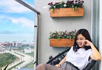 Homestay H    Long allows 18 year olds to book a room