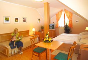 Vad  szk  rt Panzi     s   tterem has Balcony rooms