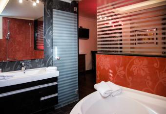 Hotel Maroussi has rooms with a private hot tub