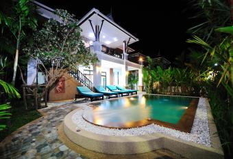 Baan Narakorn Villa has rooms with a private hot tub