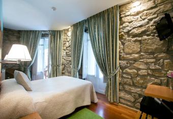 Pensi  n Nuevas Artes has Balcony rooms