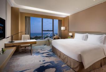 Wyndham Grand Plaza Royale Xiamen - Wuyuan Bayview has rooms with a private hot tub