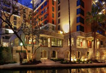 Hampton Inn & Suites San Antonio Riverwalk has Balcony rooms