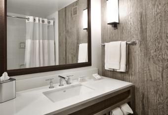 Hilton Garden Inn Scottsdale Old Town has rooms with a private hot tub