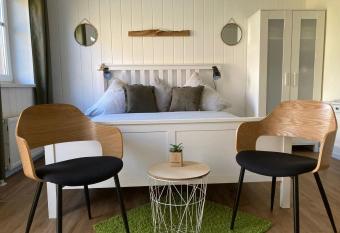 Annas Landhaus - Kaj  te allows 18 year olds to book a room