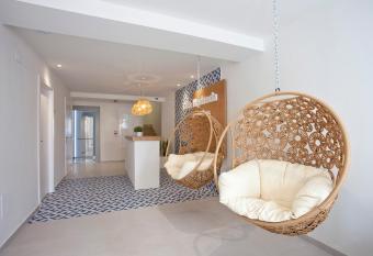 BJ Cala Morlanda Estudios allows 18 year olds to book a room