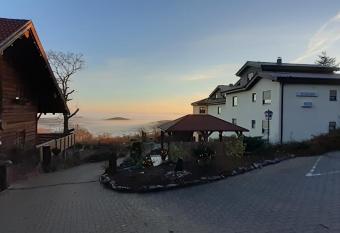 Kastanienhof Apartment und Restaurant has Balcony rooms