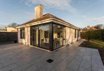 Killester Self Catering Cottage has Balcony rooms