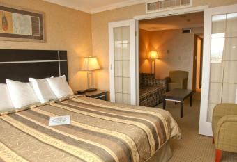 The George Dawson Inn & Conference Centre has rooms with a private hot tub