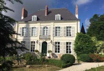 Entre Cour et Jardin allows 18 year olds to book a room