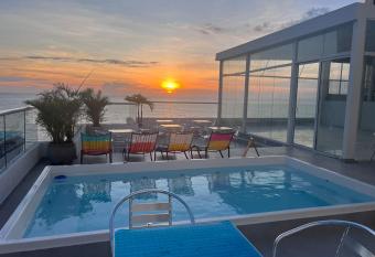 Hotel Hern  ndez CTG allows 18 year olds to book a room