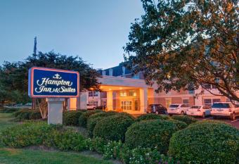 Hampton Inn & Suites Williamsburg-Richmond Road allows 18 year olds to book a room