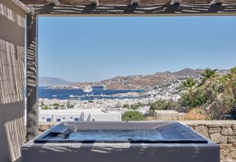 Belvedere Mykonos - Hilltop Rooms & Suites - The Leading Hotels of the World has rooms with a private hot tub