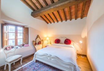 podere Sanlorenzo allows 18 year olds to book a room