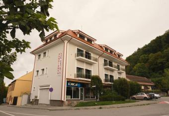 Sub Cetate has Balcony rooms