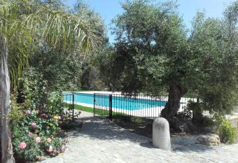 La Bastide de l Oliveraie allows 18 year olds to book a room