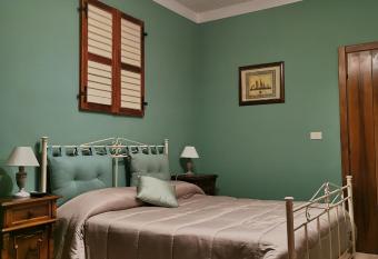 B&B Empire 1970 allows 18 year olds to book a room