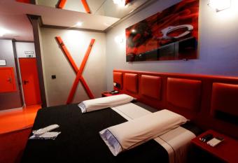 Motel Venus Santiago allows 18 year olds to book a room