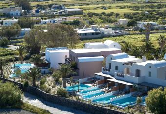 9 Muses Santorini Resort has rooms with a private hot tub