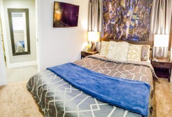 Modern Seattle Oasis has Balcony rooms