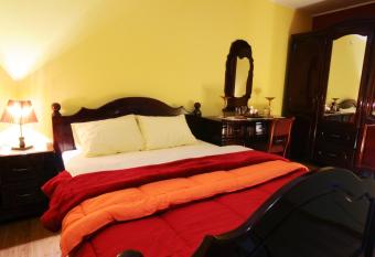 Guest House MK Star has rooms with a private hot tub