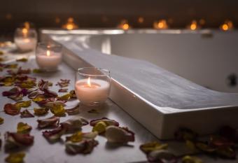 Hacienda Labor de Rivera Hotel Boutique has rooms with a private hot tub