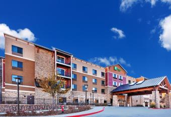 Holiday Inn & Suites Durango Downtown By IHG has rooms with a private hot tub