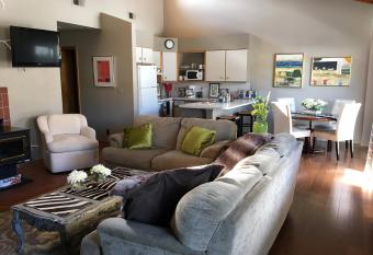 Der Sportsmann Suites has Balcony rooms