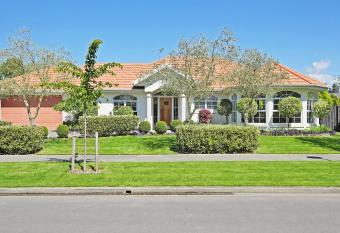 Olive House Bed and Breakfast has rooms with a private hot tub