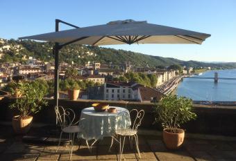 La B  tie has Balcony rooms