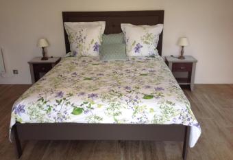 la Monlassi  re allows 18 year olds to book a room