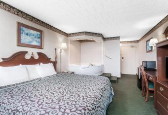 Days Inn by Wyndham Tannersville has rooms with a private hot tub