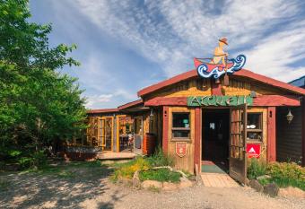 Auberge/Chalet Griffon Aventure allows 18 year olds to book a room