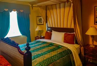 Earls Court House has Balcony rooms