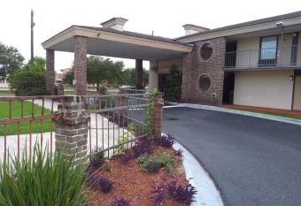 Gateway Inn Savannah has Smoking rooms