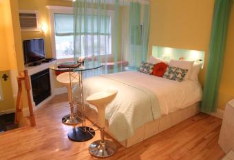 Leaside Manor has rooms with a private hot tub