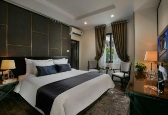 La Sant   Hotel & Spa has rooms with a private hot tub