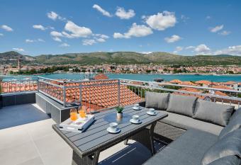 Apartments & Rooms   aja has Balcony rooms