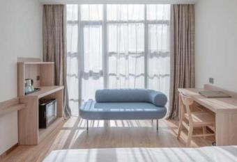 Future Shangju Hotel has Balcony rooms