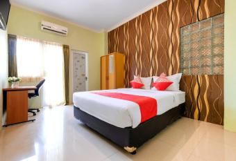 Super OYO 338 Guest House Omah Manahan Syariah allows 18 year olds to book a room