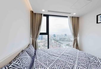 Vinhomes Metropolis Apartment by BAY LUXURY has rooms with a private hot tub