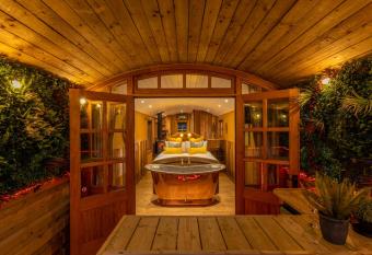 Ashwood Shepherd Hut -Ockeridge Rural Retreats has Balcony rooms