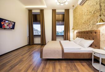 Apartments on Ploscha Lva Tolstoho allows 18 year olds to book a room