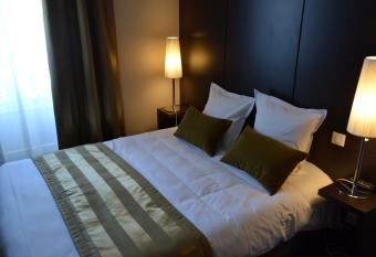 Le Saint-Jacques has rooms with a private hot tub